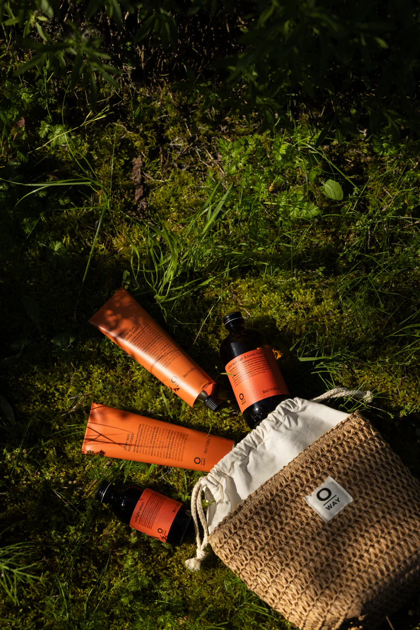 Produkty OWAY SUnway na trawie w lesie