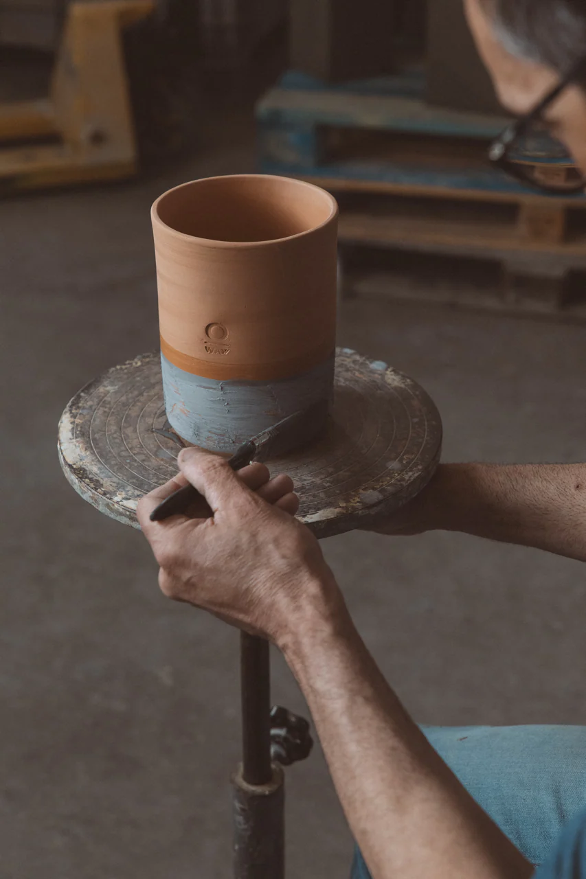 Ręcznie robione naczynie z logiem OWAY na kole garncarskim