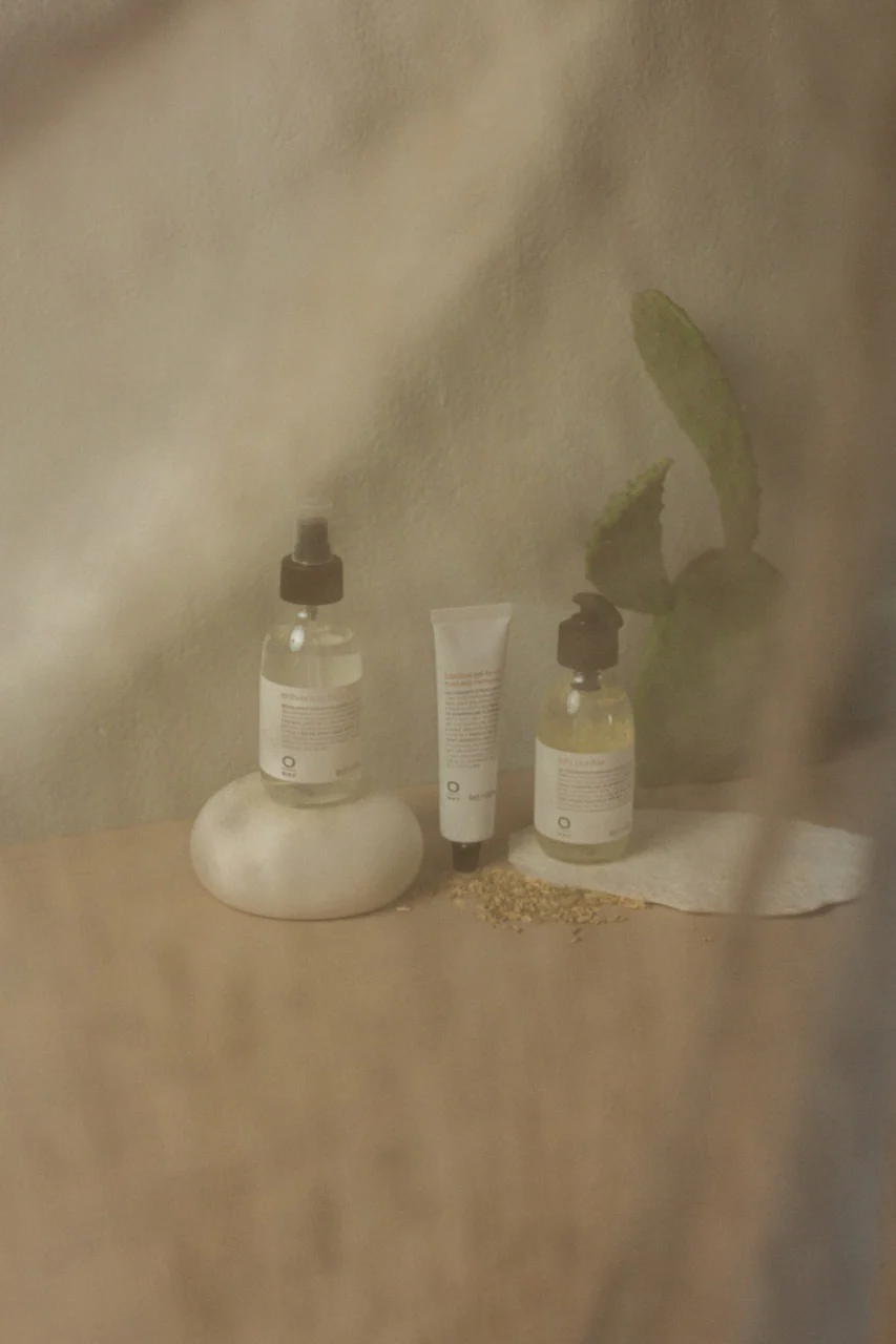 Kosmetyki OWAY w naturalnym świetle z kaktusem